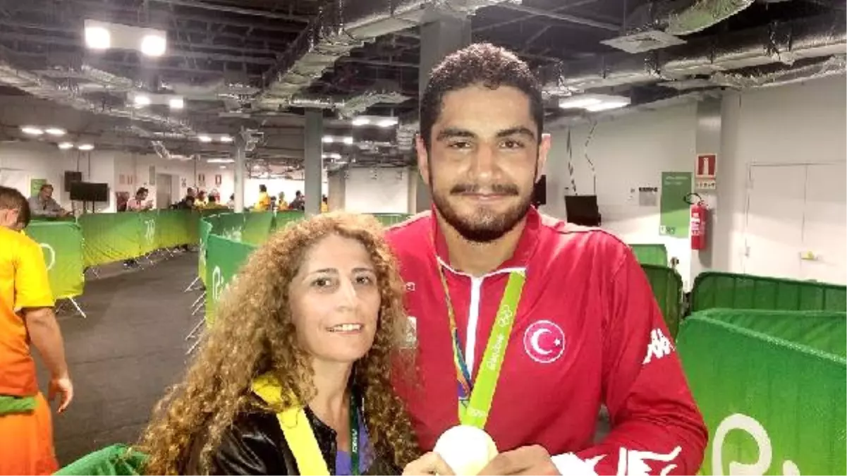 Olimpiyat Şampiyonu Milli Güreşçi Taha Akgül: Madalyamı Şehitlerimize Adıyorum