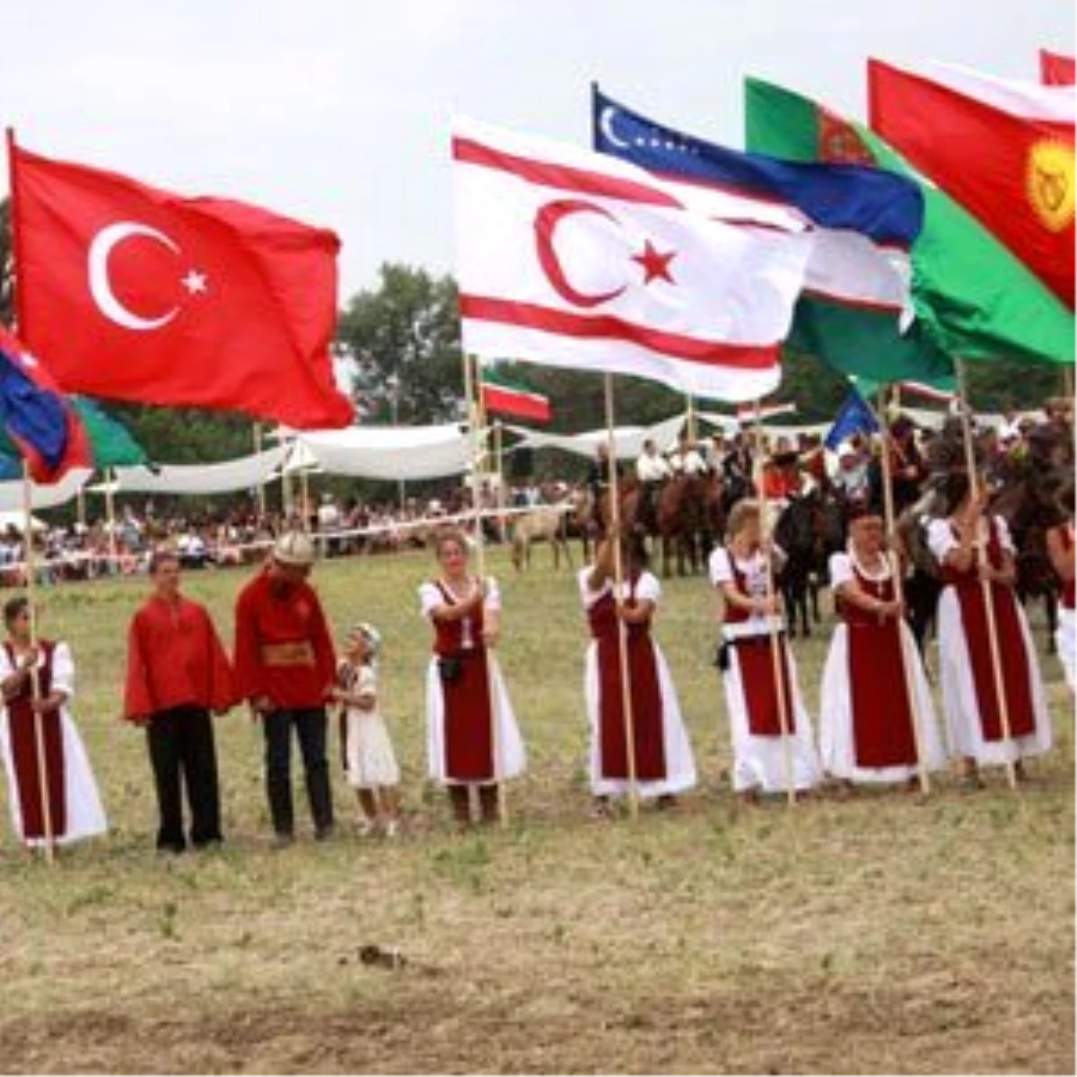 Türk Halk Dansları Ekipleri Macaristan\'da Sahne Aldı