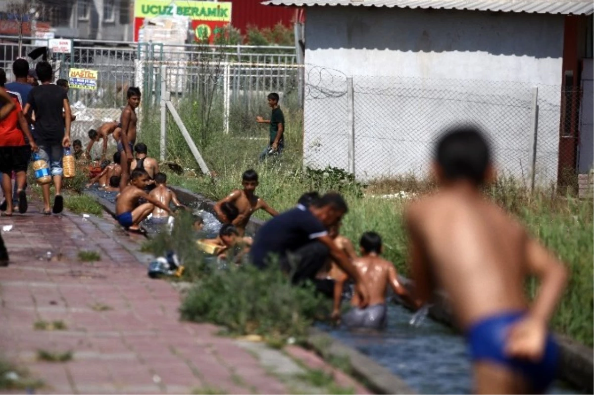 Adana\'da Çocuklar Sulama Kanalına Akın Etti