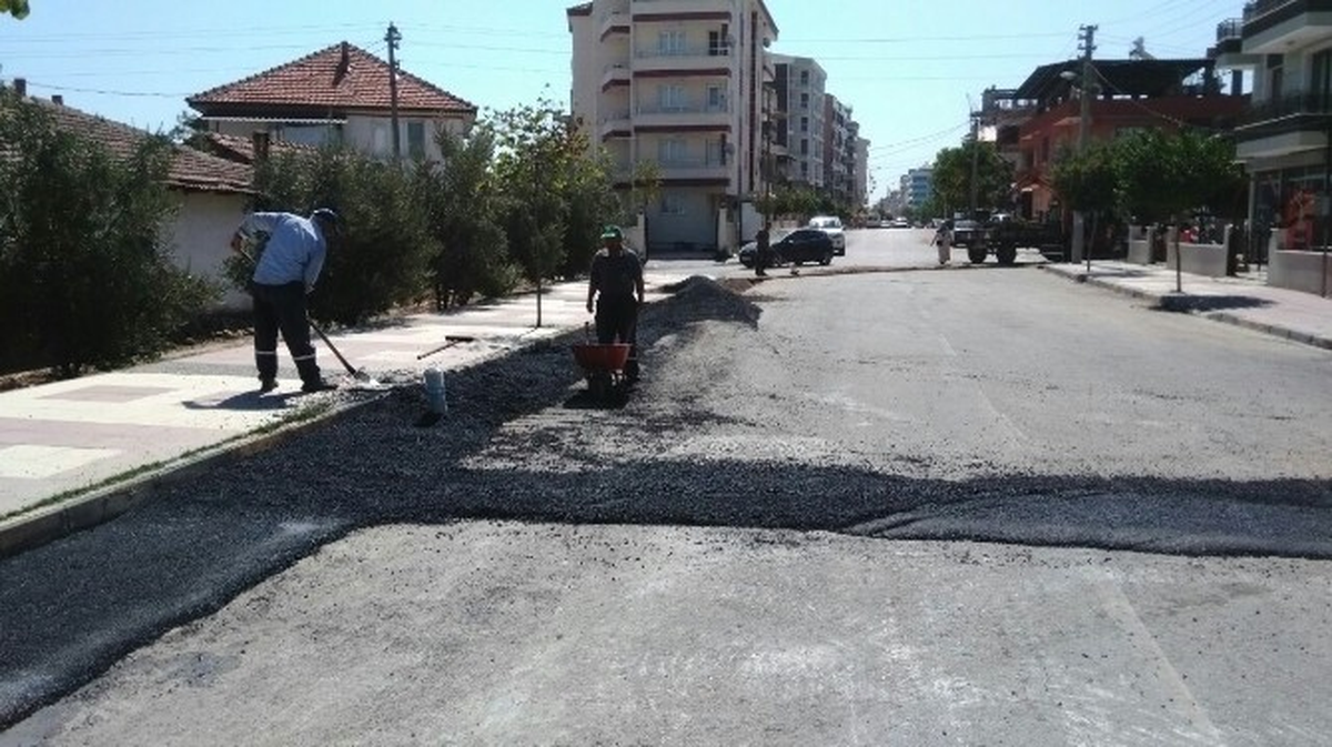 Alaşehir\'de Asfalt Yama Çalışmaları Sürüyor