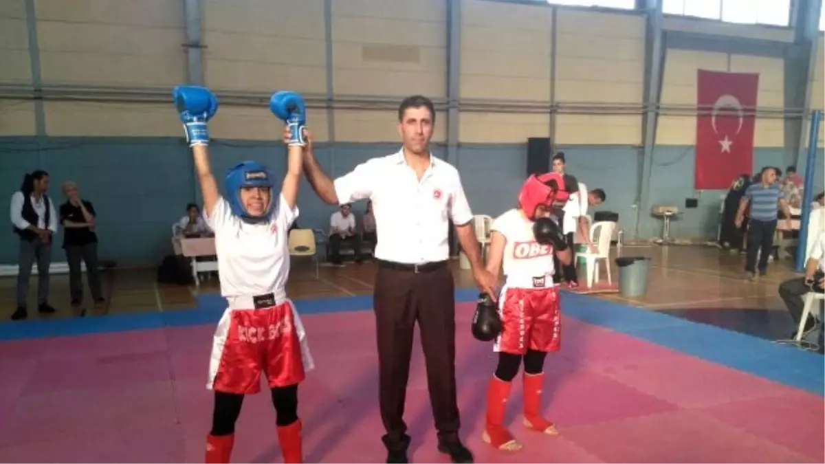 Altın Kızlar Madalyalarla Döndü