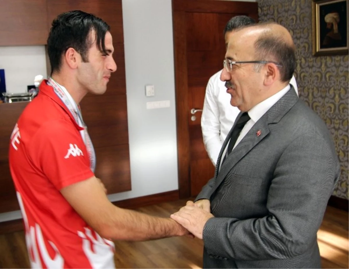 Başkan Gümrükçüoğlu Avrupa Şampiyonu Sporcuyu Ödüllendirdi