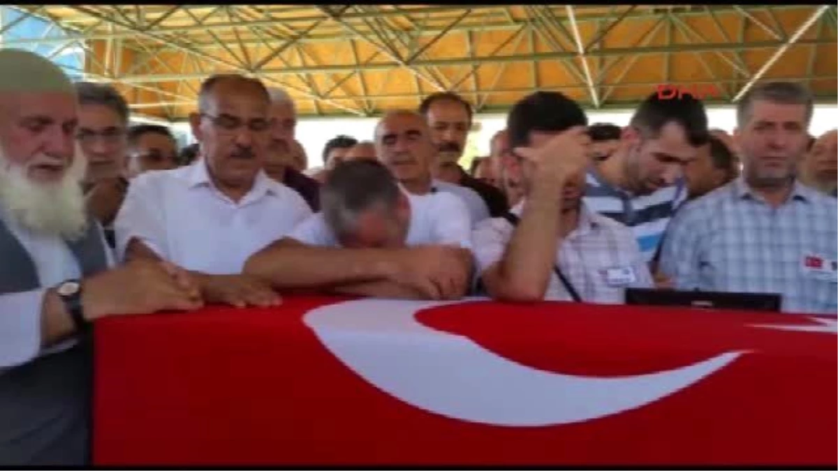 Elazığ - Şanlıurfa\'daki Bombalı Saldırıda Şehit Olan Polis Memuru Ömer Son Yolculuğuna Uğurlandı