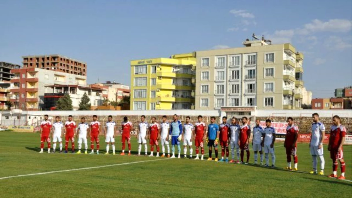 Futbolcular, Gaziantep Katliamını Protesto Etti