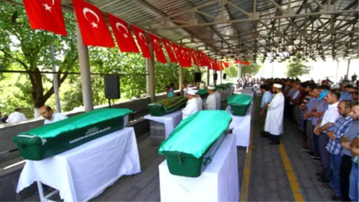 Gaziantep\'te Cenazeler Defnediliyor