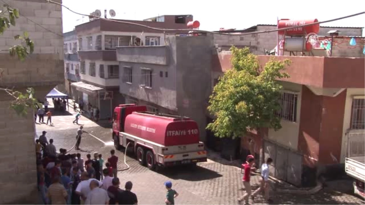 Gaziantep\'teki Terör Saldırısının Gerçekleştiği Sokakta Temizlik Çalışması