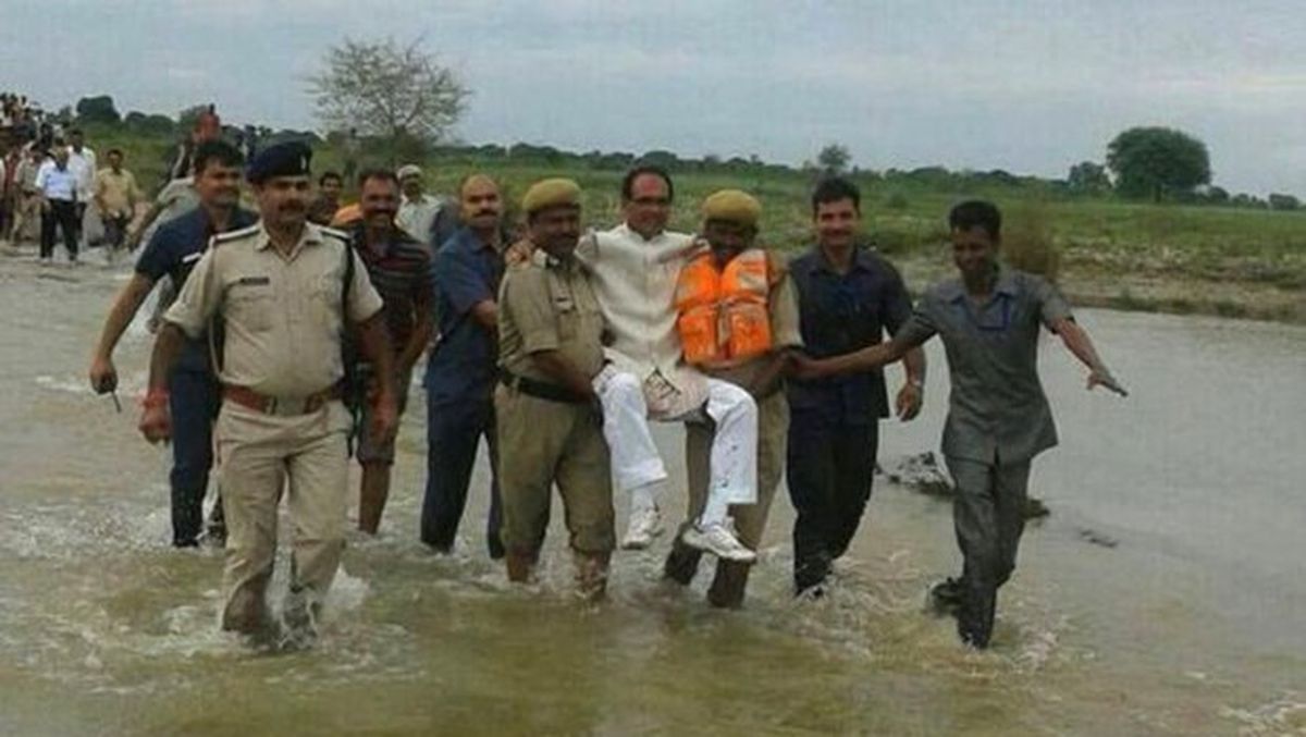 Hindistan'da Eyalet Lideri Ayakları Islanmasın Diye Kucakta Taşındı!