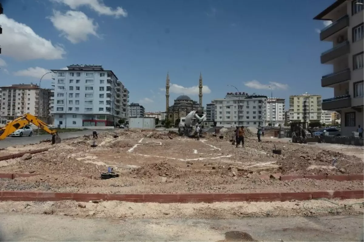 Kara, Yapımına Devam Edilen Parkları Gezdi