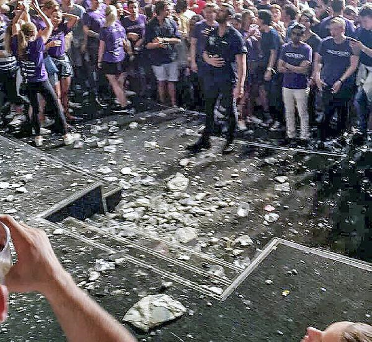 Konser Salonunda Faciaya Kıl Payı