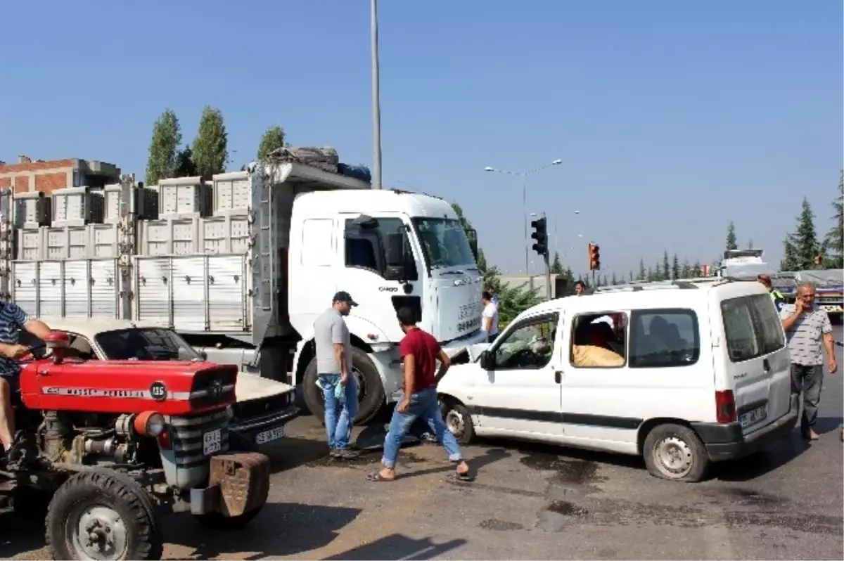 Manisa\'da Otomobil Kamyonla Çarpıştı: 2 Yaralı