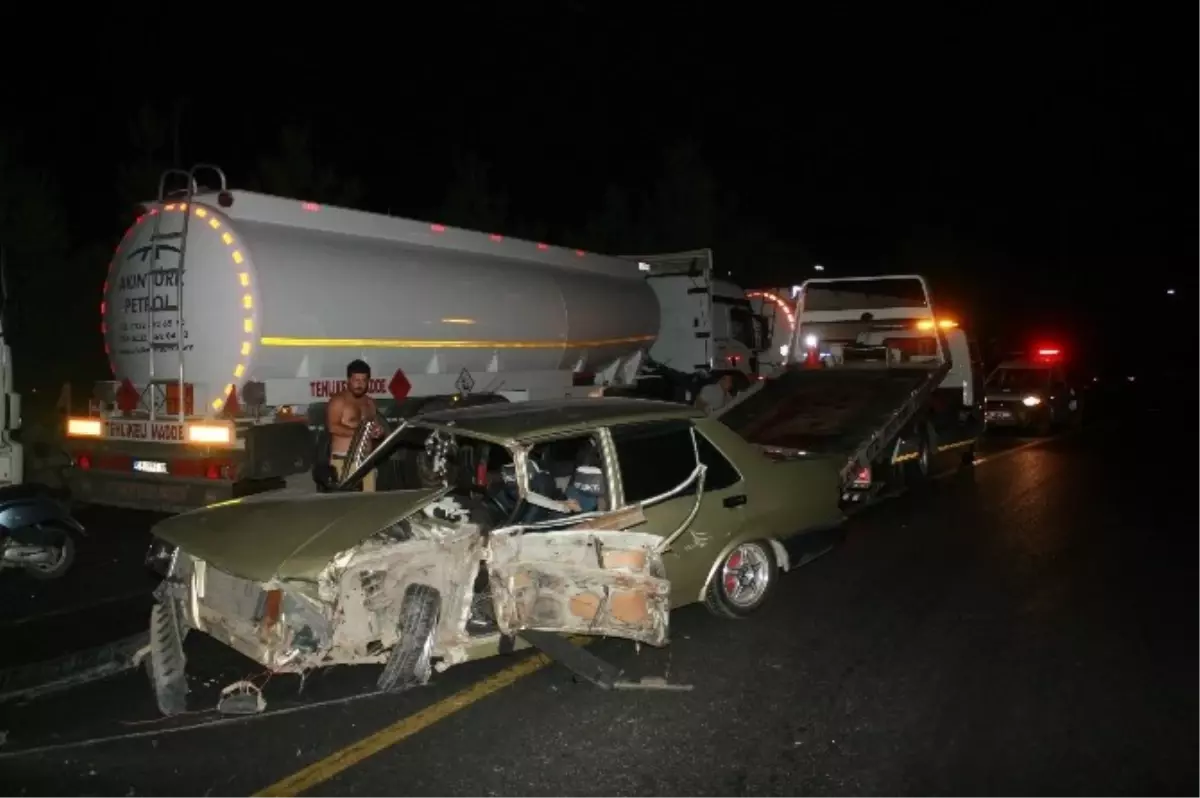 Marmaris'te Otomobil Akaryakıt Tankerine Çarptı; 1 Yaralı