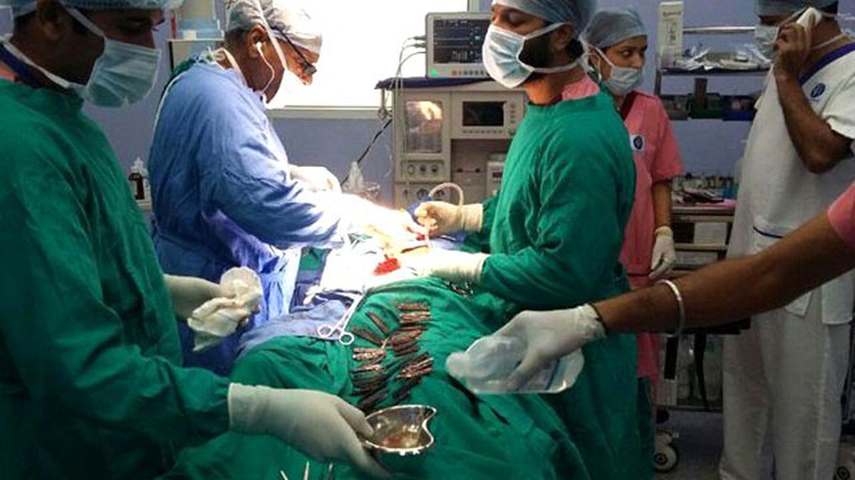 Midesinden Ameliyatla 40 Çakı Çıkarıldı