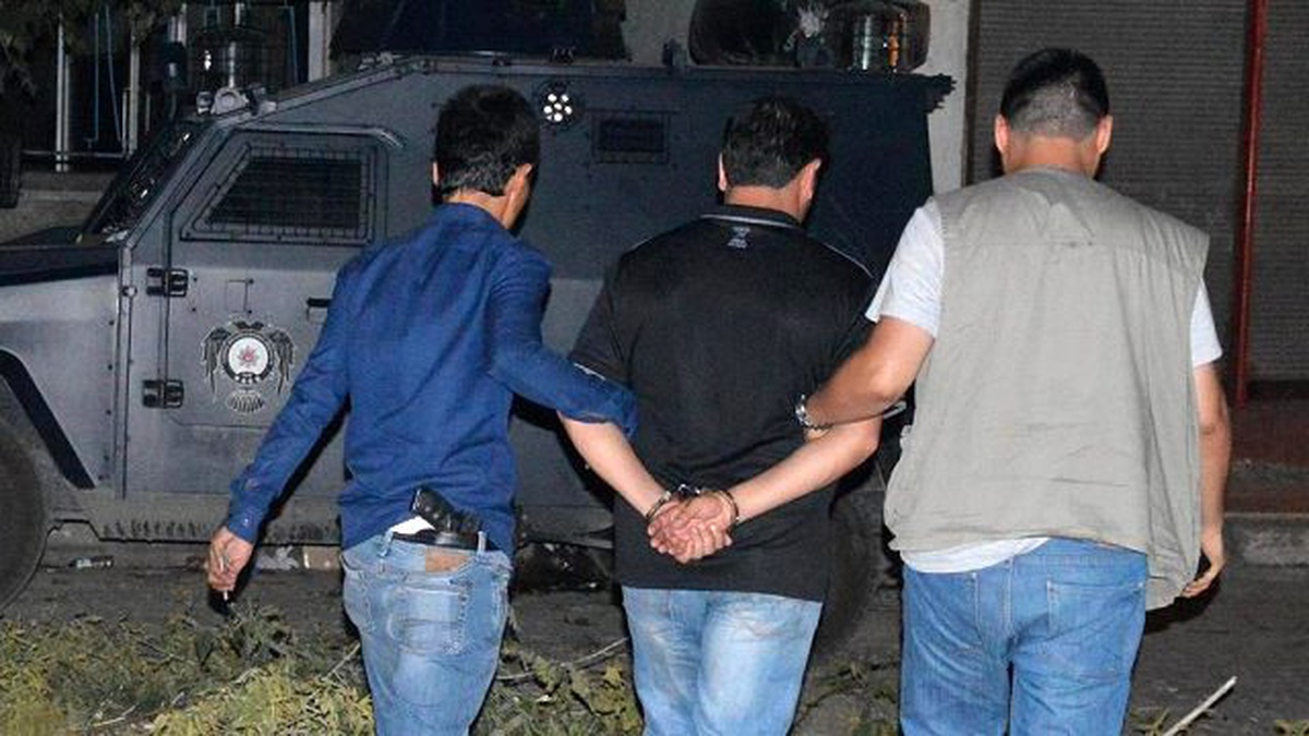 Muş\'ta 8 Emniyetçi ile DBP\'li Başkan Tutuklandı