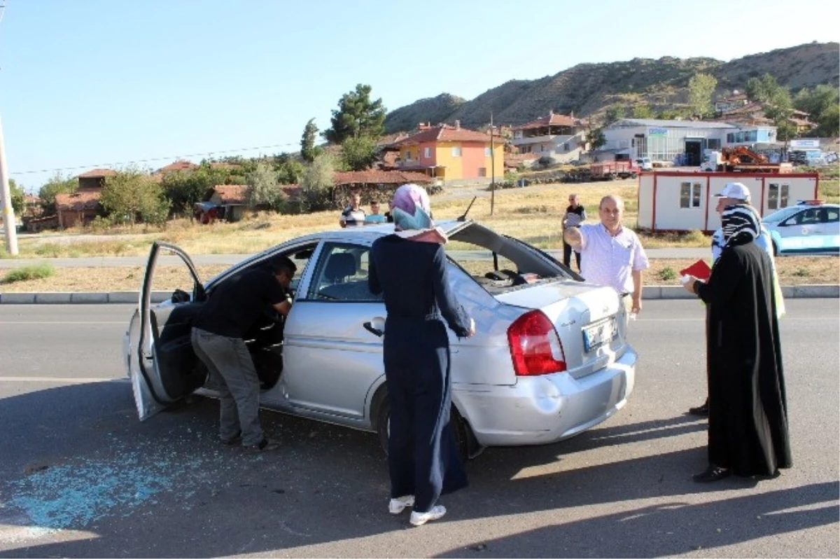 Osmancık\'ta Tır Otomobile Çarptı: 2 Yaralı