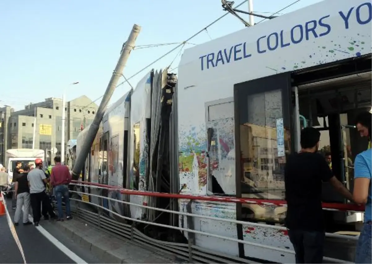 Raydan Çıkan Tramvay Elektrik Direğine Çarptı