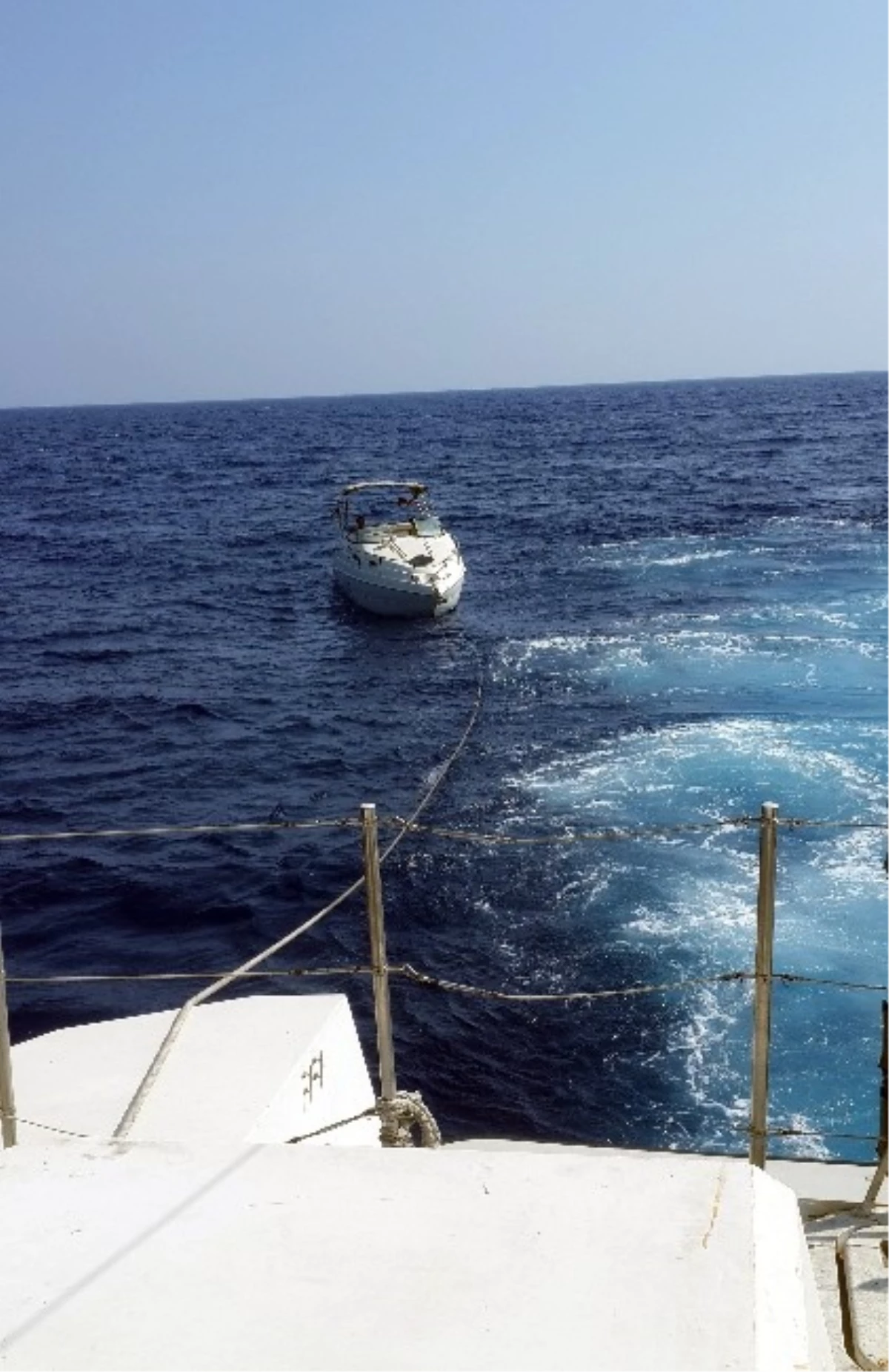 Sahil Güvenlik Ekipleri, Deniz Ortasında Bozulan Yatta Mahsur Kalan 2 Kişiyi Kurtardı