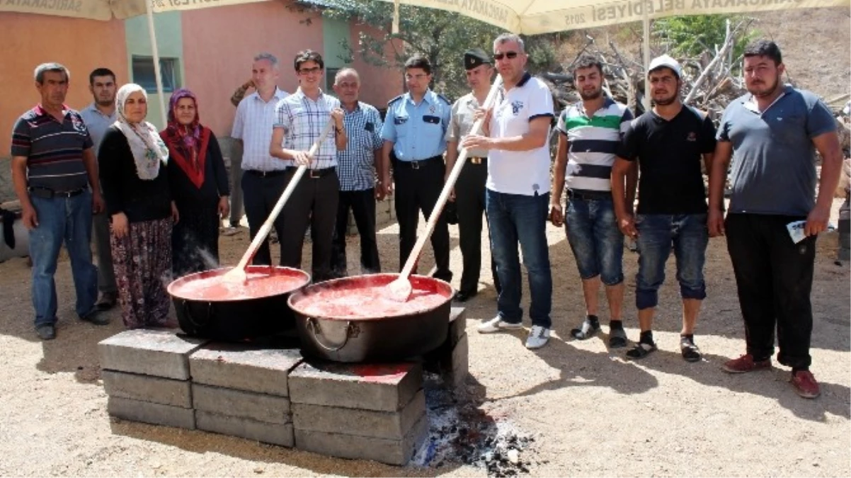 Sarıcakayalı Kadınlardan Protokol Üyelerine Salça Yapımı Dersi