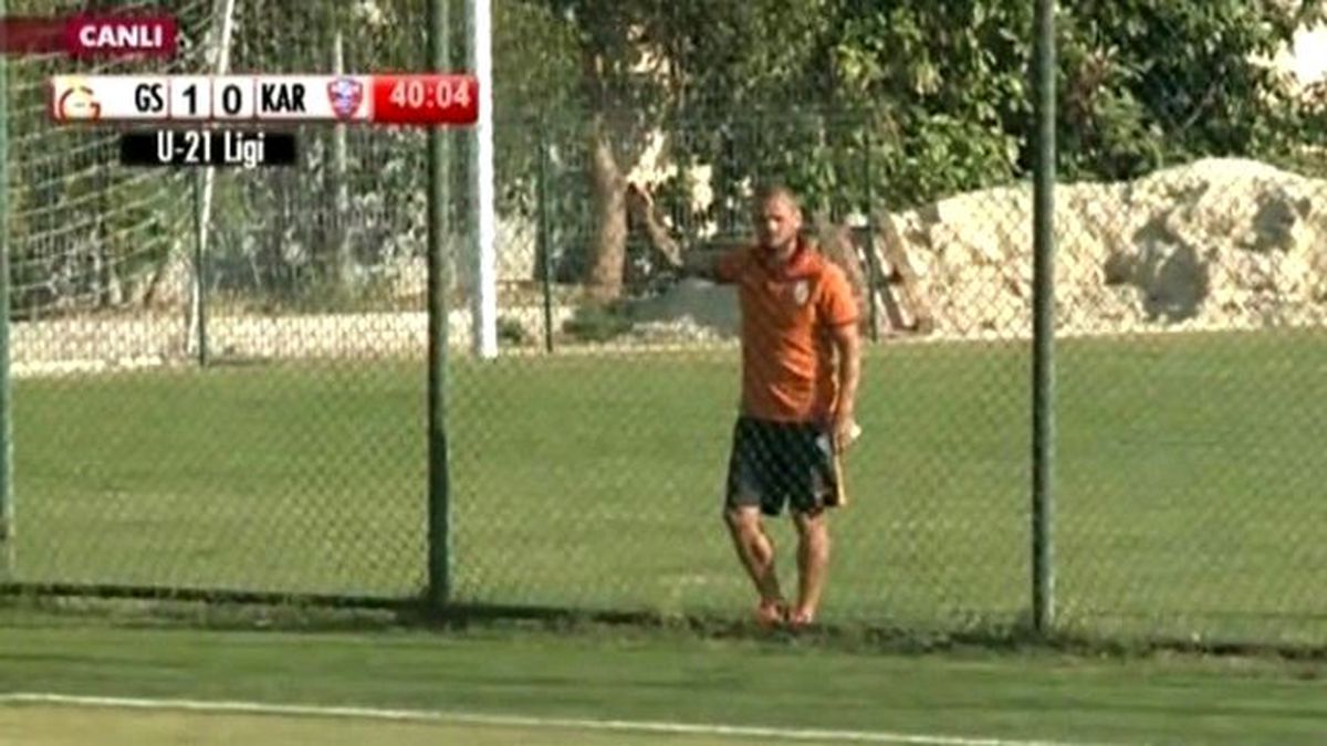 Sneijder, Galatasaray - Karabükspor U21 Maçını Kenardan Takip Etti