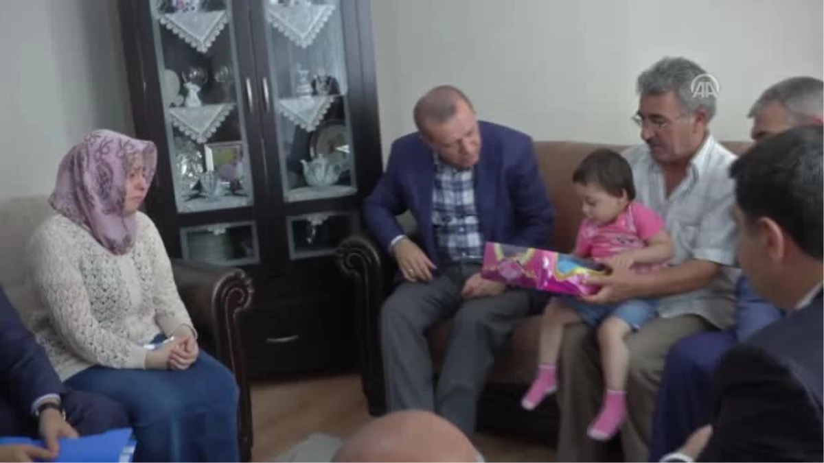 Tekrar) Cumhurbaşkanı Erdoğan\'dan Şehit Ailelerine Ziyaret