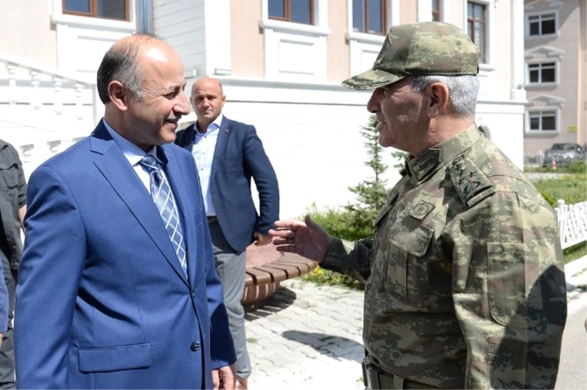 3\'ncü Ordu Komutanı Savaş\'tan Erzurum Valisi Azizoğlu\'na Ziyaret