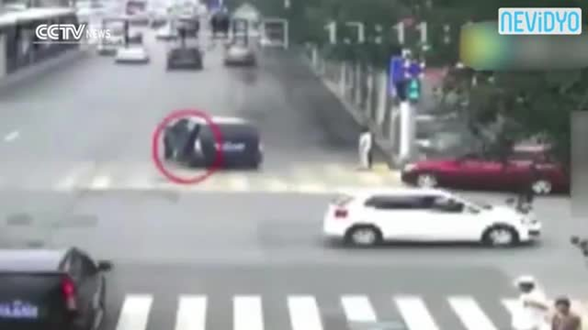 4 Yaşındaki Kız Arabadan Böyle Düştü