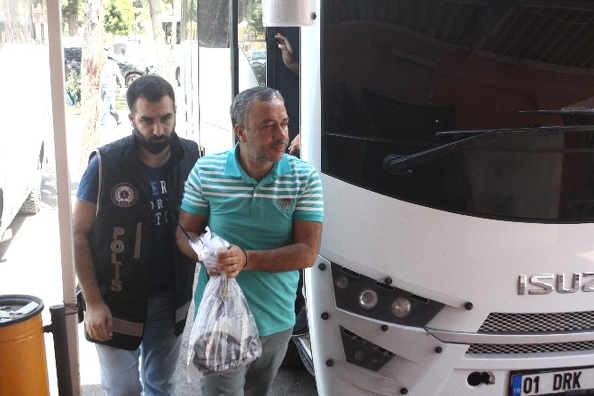 Adana\'da Fetö Operasyonunda Gözaltına Alınan 40 Polis Adliyeye Sevk Edildi