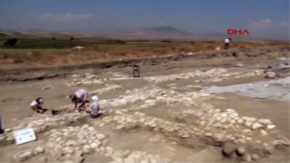 Amasya Oluzhöyük\'te 1600 Yıllık Ateş Tapınağı Gün Yüzüne Çıkarıldı