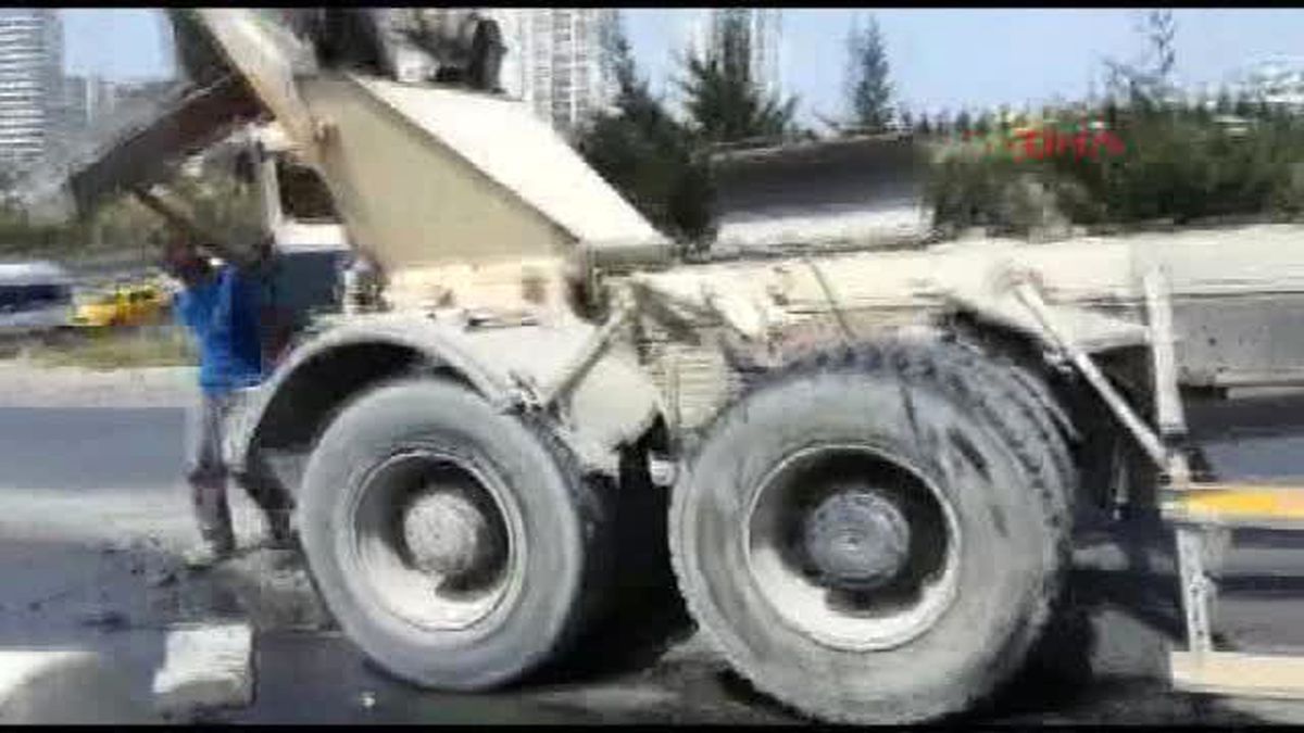 Beton Mikseri Devrildi, Beton Yola Döküldü
