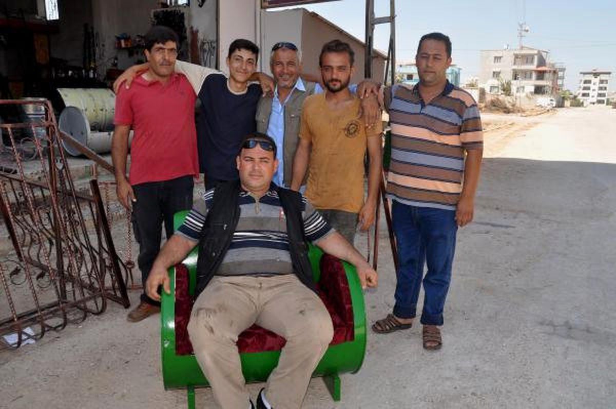 Boş Varillerden Koltuk Takımı Yapıyor