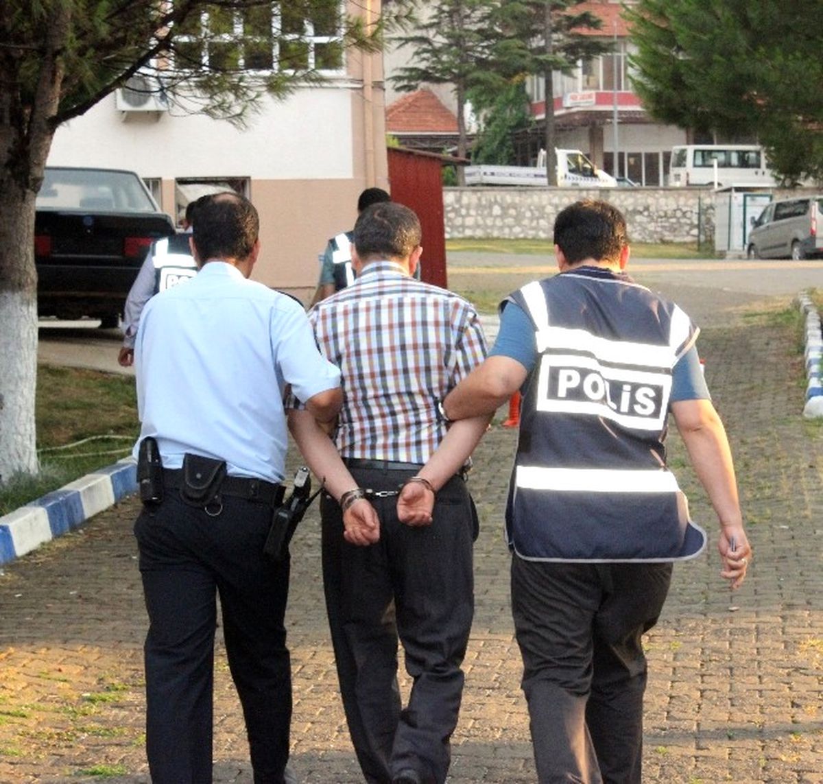 Denizli\'nin Çal İlçesinde 9 Öğretmen Tutuklandı