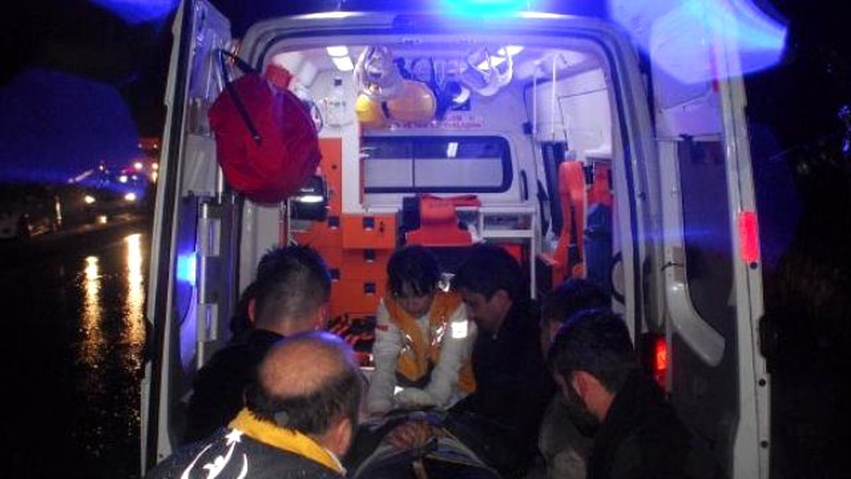 Düzce\'de Otomobil Ağaçlık Alana Devrildi: 4 Yaralı