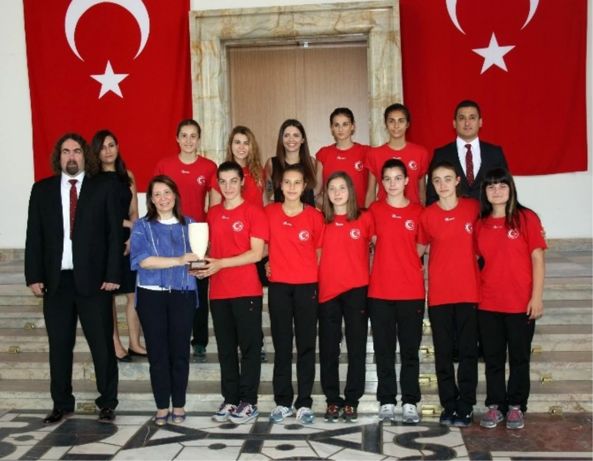 Emine Nur Günay\'dan Eskişehir Hentbol Kulübüne Büyük Destek
