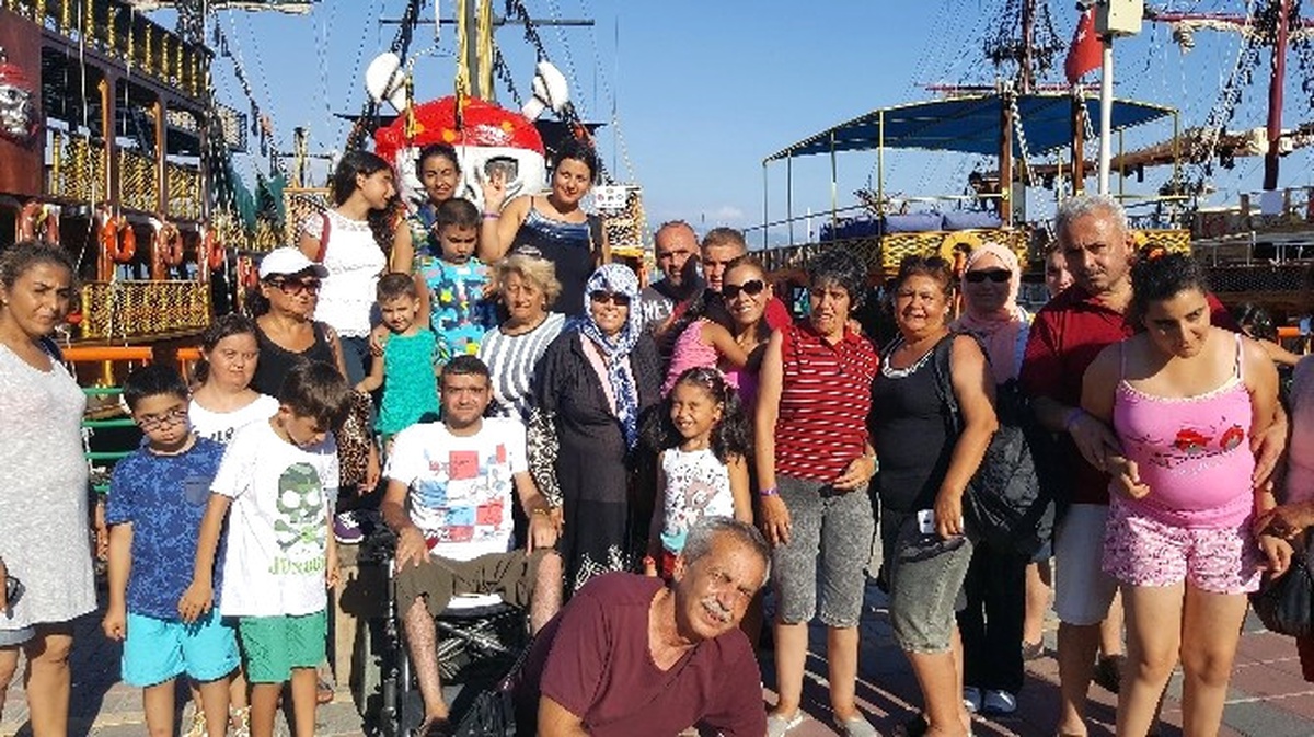 Engelsiz Yaşam ve Farkındalık Derneği Üyesi 80 Engelli Çocuk ve Genç Antalya\'yı Gezip, Eğlendi