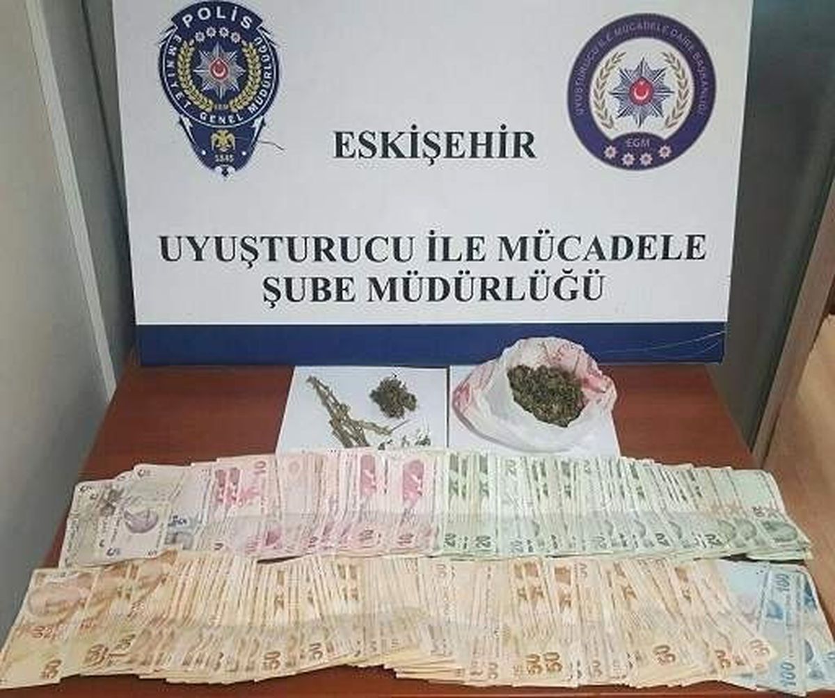 Eskişehir\'de Uyuşturucu Satılan Eve Polis Operasyonu