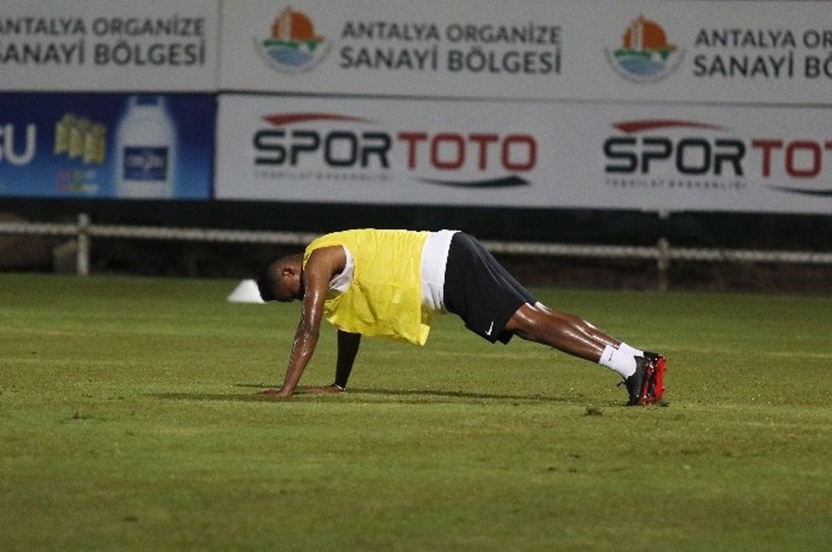 Eto'o Kaçırdığı Gollerden Dolayı Kendine Şınav Cezası Verdi