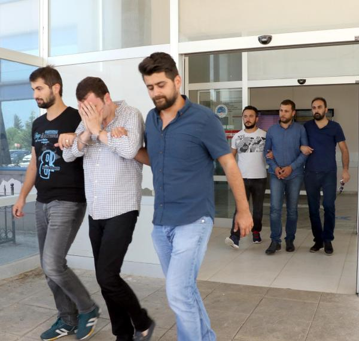 Evde Sera Kurup, Saksı İçerisinde Esrar Yetiştirip, Piyasaya Sürdüler
