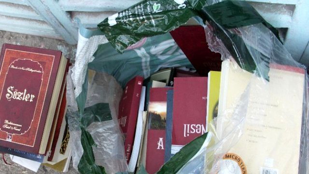 Yol Kenarında Fetö\'nün Yayınları Bulundu