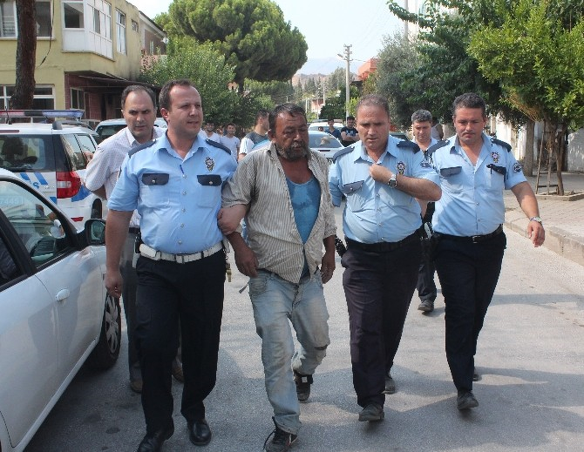 Kedileri Nedeniyle Şikayet Gelince Şakağına Tüfek Dayadı