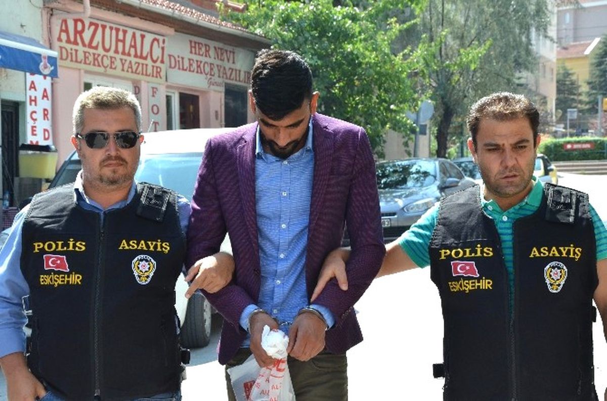 Kendini Polis Olarak Tanıtan Dolandırıcı Suçüstü Yakalandı