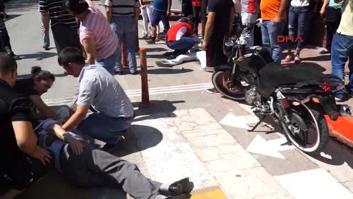 Keşan Ehliyetsiz Motosikletli Hem Kendini Hem de Çarptığı Yayayı Yaraladı
