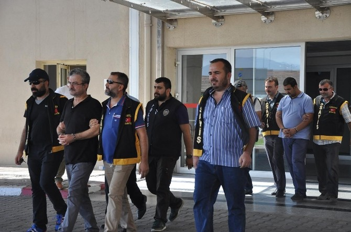 Manisa\'da 5 Kişi Fetö\'den Tutuklandı