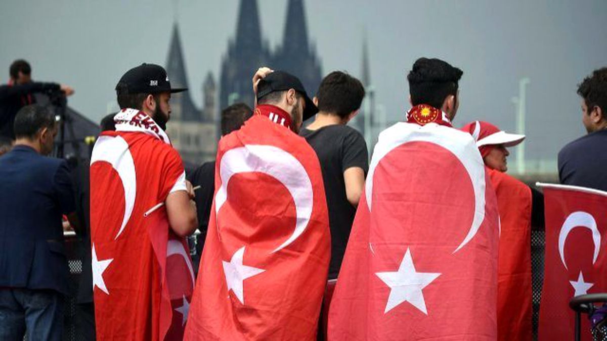 Merkel: Türk Kökenliler Ülkemize Yüksek Derecede Sadakat Geliştirmeli