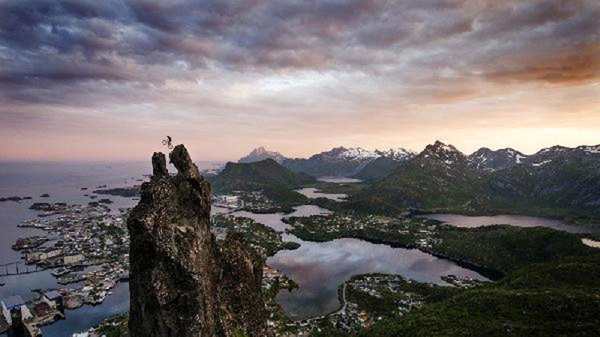 Norveçli Bisikletçinin İki Kaya Arasındaki Atlayışı Nefes Kesti
