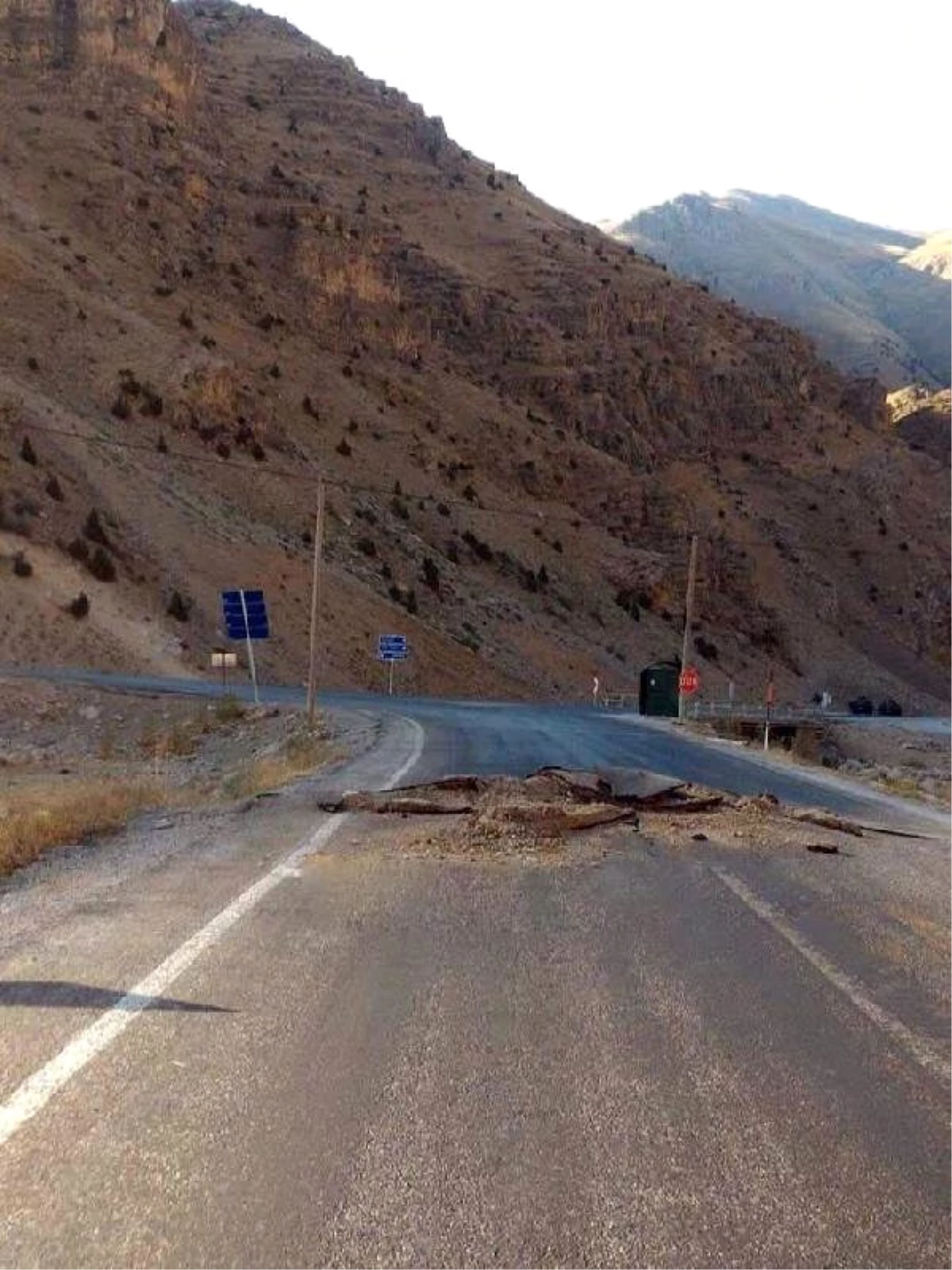 PKK\'lı Teröristler Çatak\'ta Karakola Saldırdı: 1 Asker Yaralı