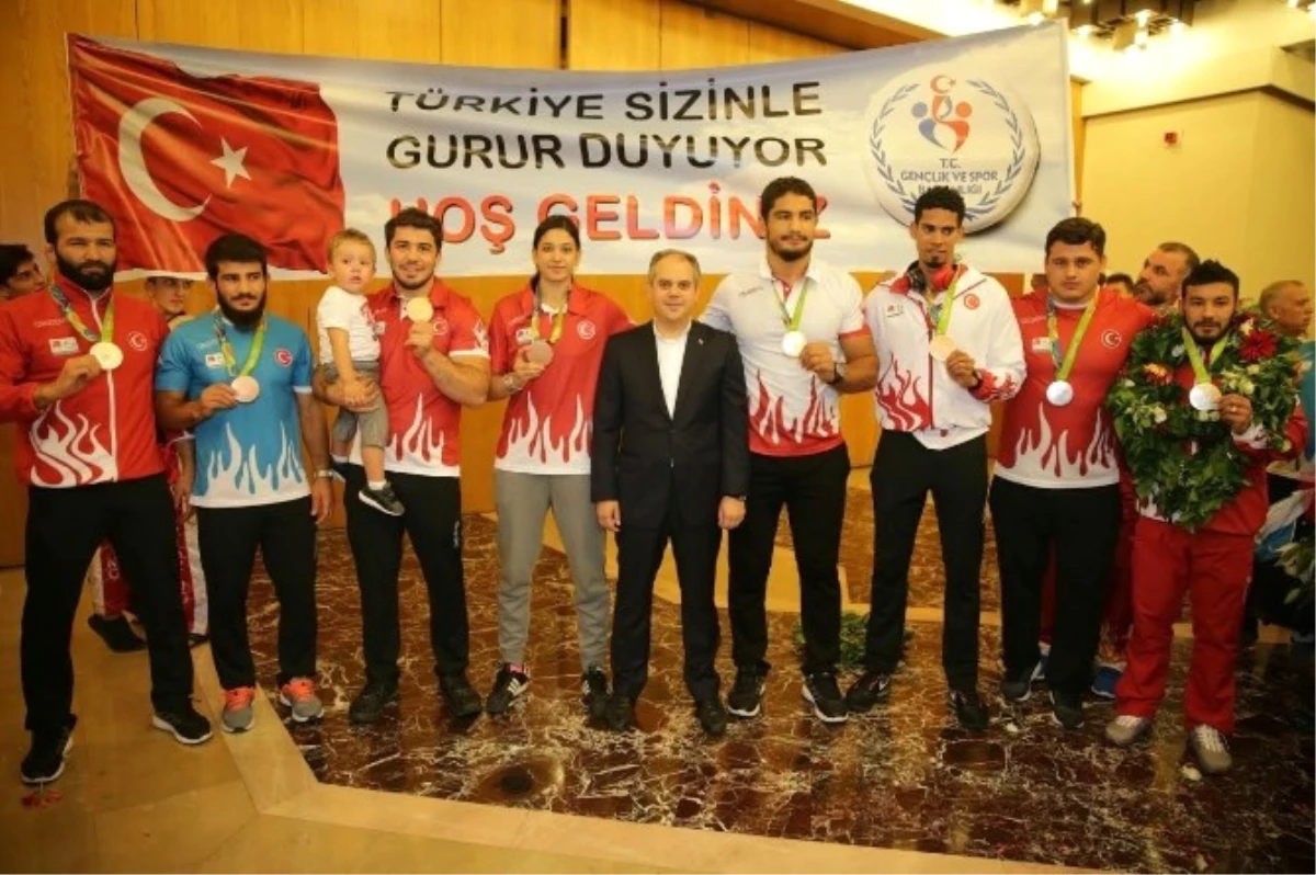 Rio 2016 Olimpiyatları\'nda Dereceye Giren Milli Güreşçiler Ankara\'ya Geldi