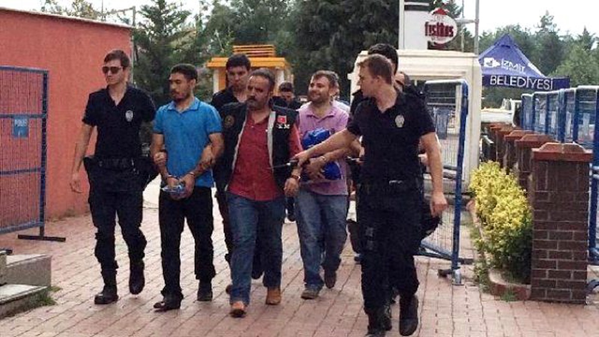 Savcılık İtirazı Üzerine Yeniden Gözaltına Alınan Polisler Adliyeye Sevk Edildi (2)