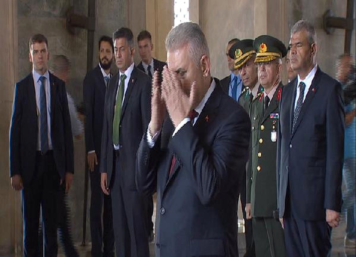 Yaş Üyeleri Anıtkabir\'de (2) - Yeniden