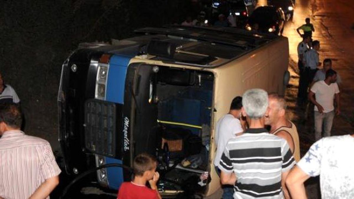 Zonguldak\'ta Yolcu Minibüsü Devrildi: 4 Yaralı