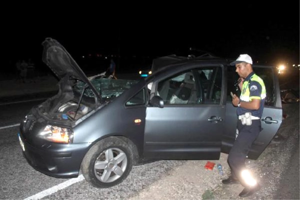 Almanya\'dan Gelen Ailenin Otomobili Kamyona Çarptı: 1 Bebek Öldü