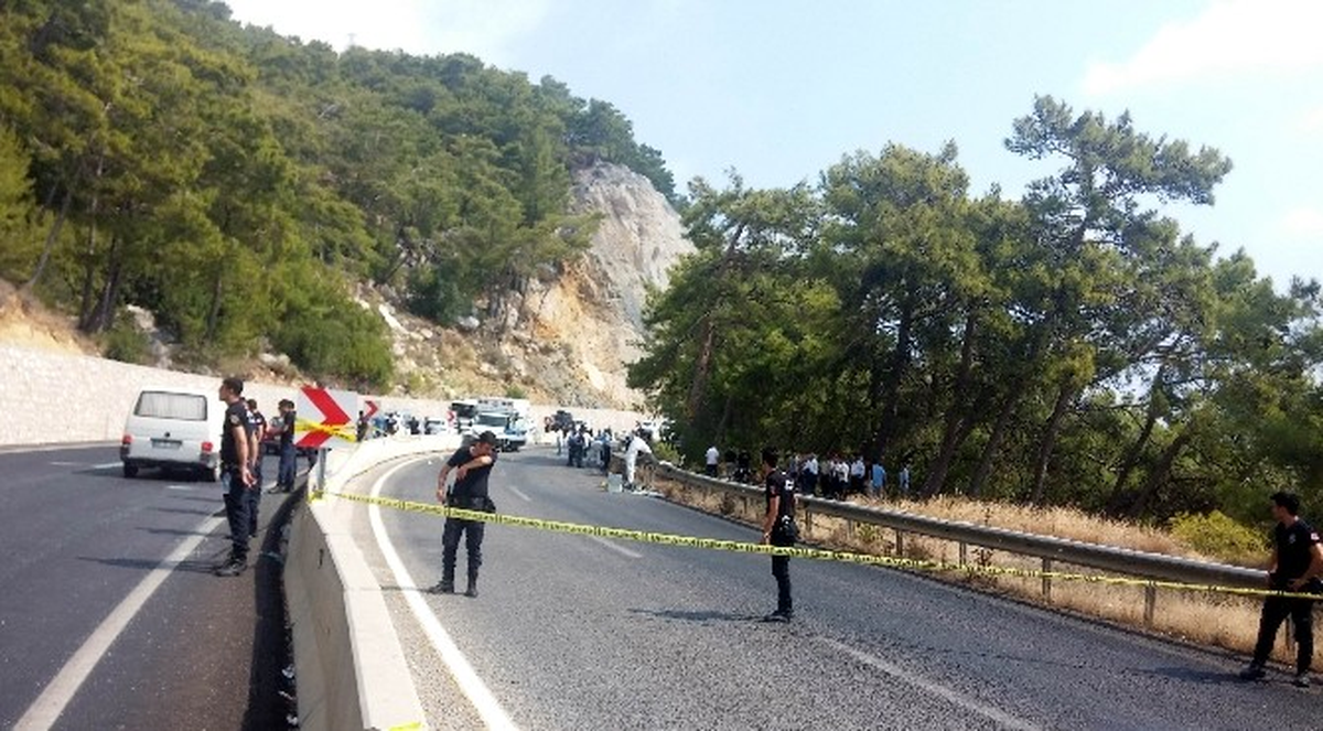 Antalya\'da Askeri Araca Saldırı Düzenleyenler Her Yerde Aranıyor